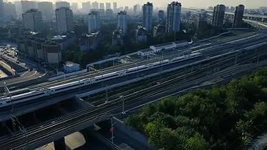 4K航拍高铁穿过桥的镜头视频的预览图